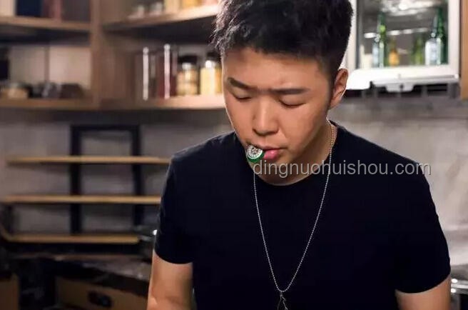 **演员贾冰减肥成功瘦到脱相：从臃肿大叔到型男的蜕变之旅**